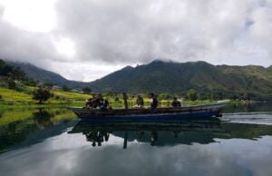 Mengumpulkan Berita dan Aspirasi Masyarakat Humbang Hasundutan a group of people riding on the back of a boat