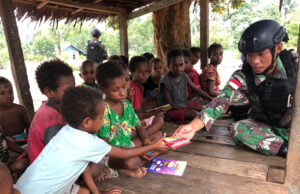 Tingkatkan Semangat Belajar Anak Papua, Satgas Yonif 125/SMB Bagikan Alat Tulis