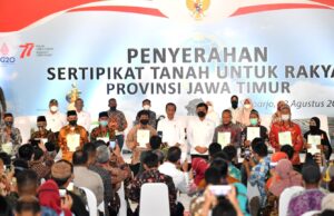Presiden Jokowi Menyerahkan Sertifikat Tanah untuk Rakyat