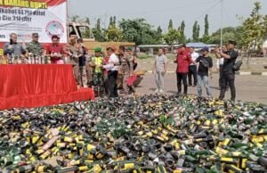 44.796 Botol Miras Hasil Razia Dimusnahkan, Satpol PP dan Damkar Indramayu Komitmen Tegakan Perda
