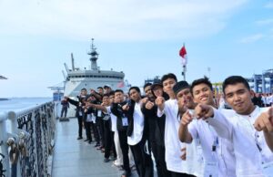 Antusiasnya Generasi Muda Saat Berlayar dengan Kapal Perang TNI AL