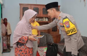Kapolres Serahkan Santunan kepada Keluarga Anggota KPPS Yang Meninggal