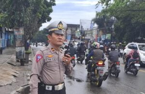 Polsek Antapani yang dipimpin oleh Kanit Lantas Polsek Antapani Iptu Tri Totok melaksanakan pengaturan arus lalulinta