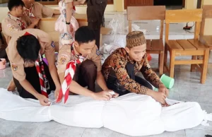 Siswa SMAN 1 Larangan Brebes Belajar Mengurus Jenazah