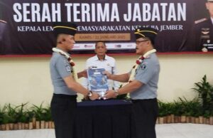 Kepala Lapas Jember Turun ke Jalan, Bersama Jajarannya Membagikan Takjil Gratis