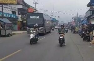 Polres Garut Mulai Berlakukan Satu Arah Urai Kepadatan di Jalur Mudik Limbangan