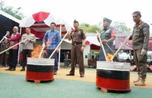 Kejari Indramayu Musnahkan Barang Bukti 128 Perkara, Bupati Lucky Hakim: Kita Perang Terhadap Pelaku Kejahatan