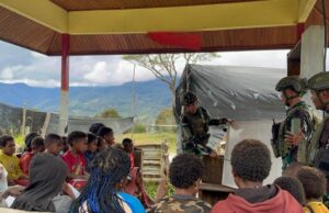 Mengeja Harapan di Pegunungan, Satgas TNI Ajar Bahasa dan Cinta Tanah Air